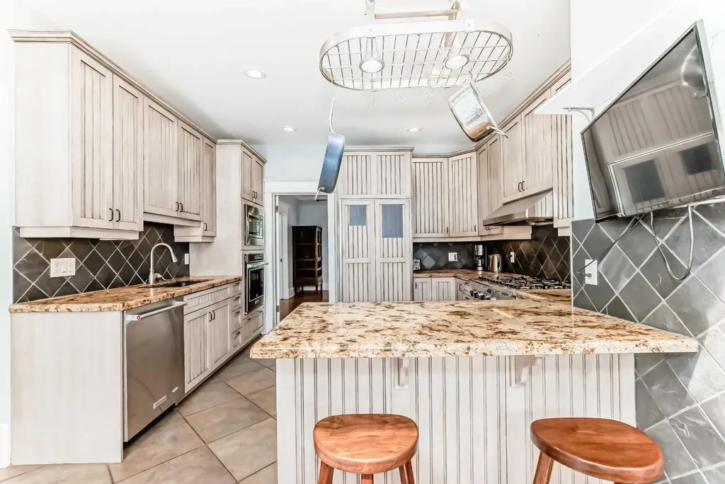 4112 8 Street SW Calgary AB T2S 2N9
