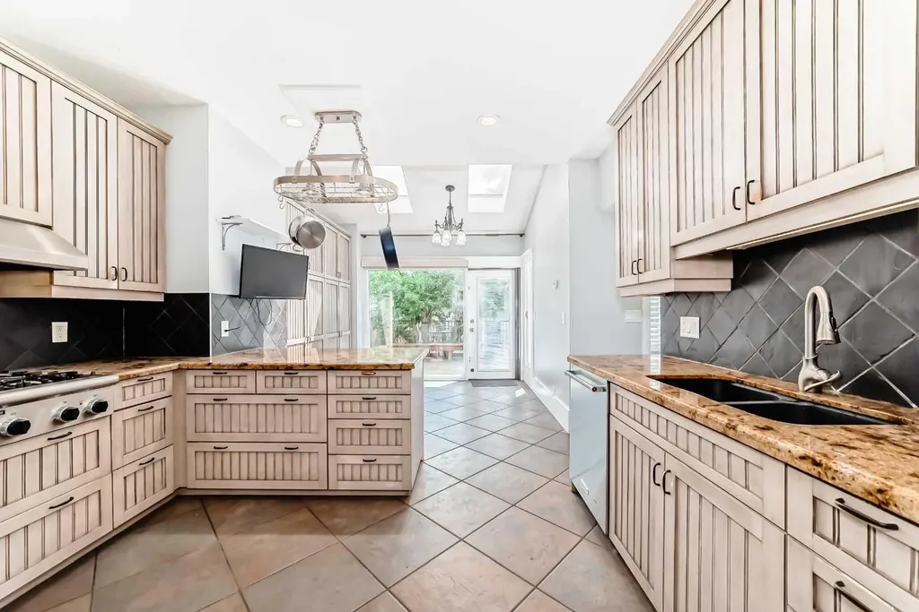 4112 8 Street SW Calgary AB T2S 2N9