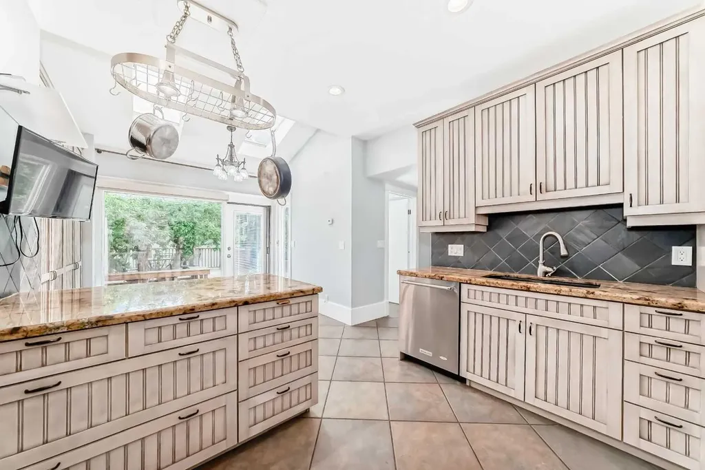 4112 8 Street SW Calgary AB T2S 2N9