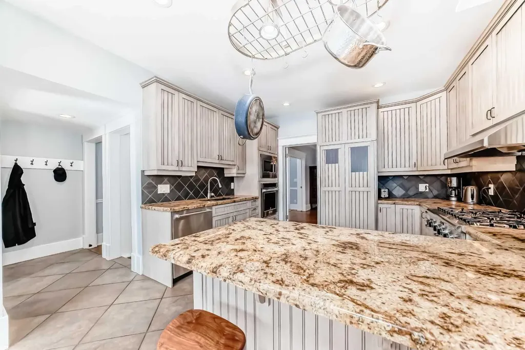 4112 8 Street SW Calgary AB T2S 2N9
