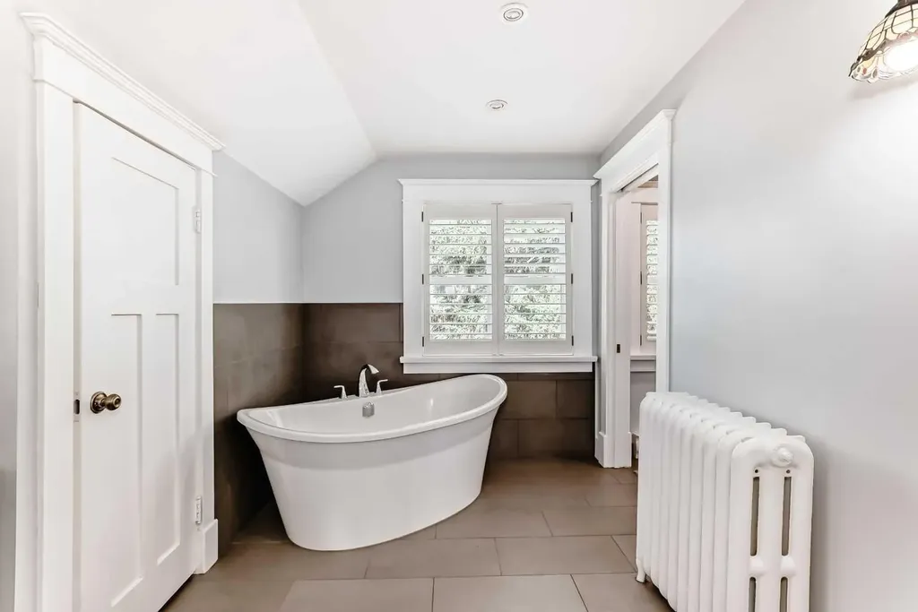 4112 8 Street SW Calgary AB T2S 2N9