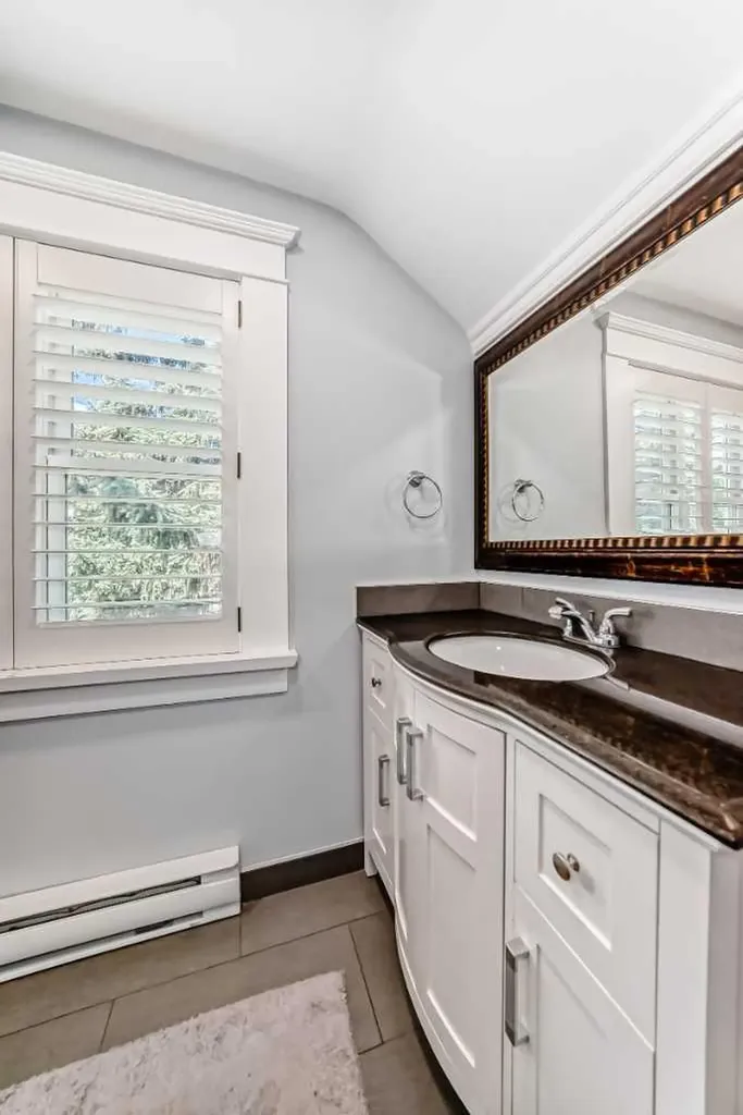 4112 8 Street SW Calgary AB T2S 2N9
