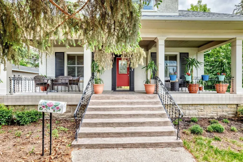 4112 8 Street SW Calgary AB T2S 2N9