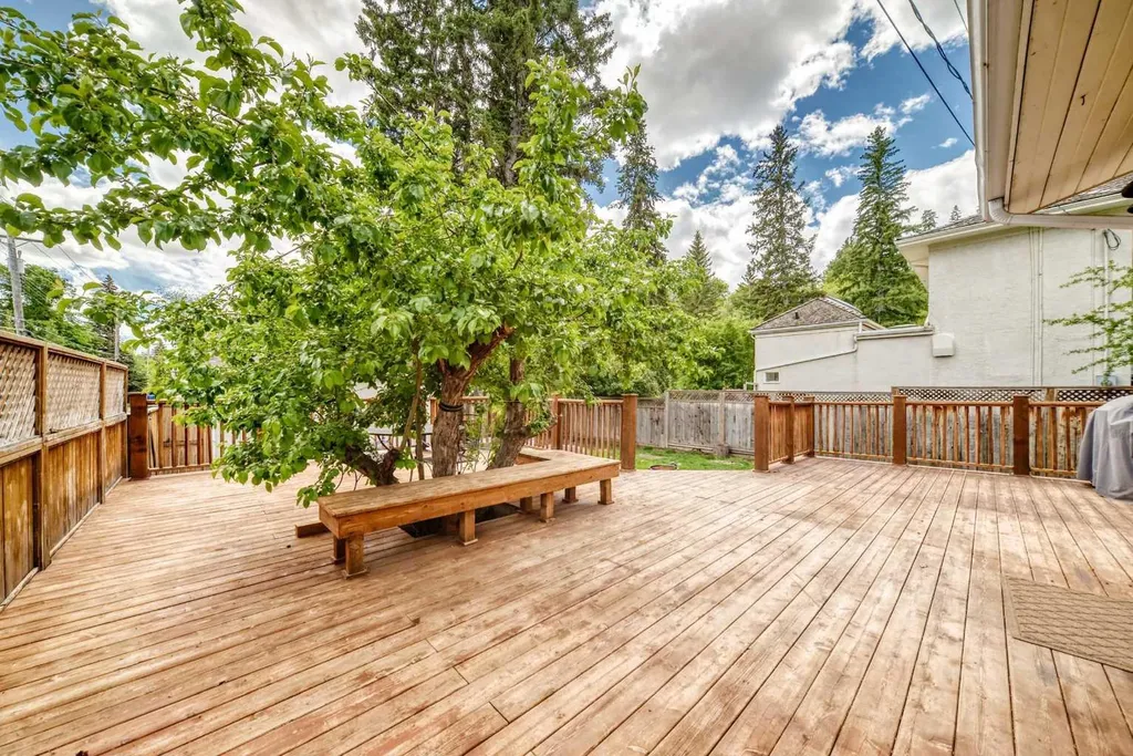 4112 8 Street SW Calgary AB T2S 2N9