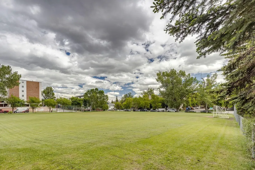 2508 17 Street SW Calgary AB T2T 4M8