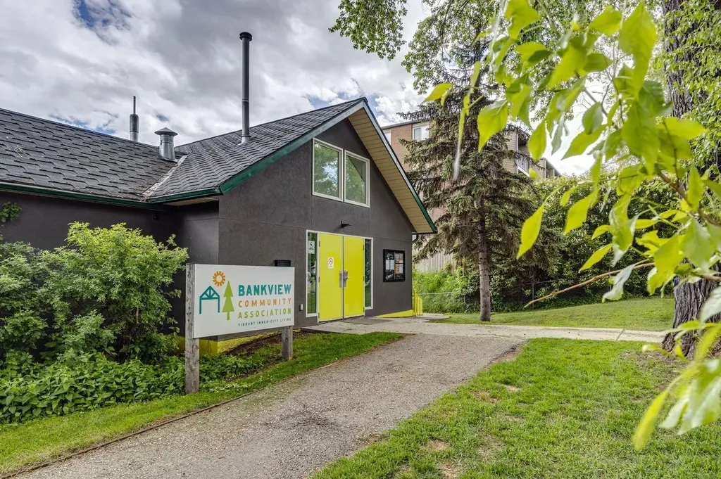 2508 17 Street SW Calgary AB T2T 4M8