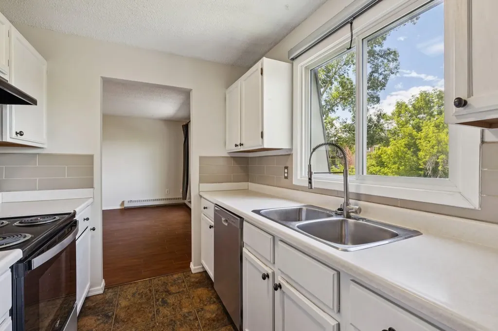 2508 17 Street SW Calgary AB T2T 4M8