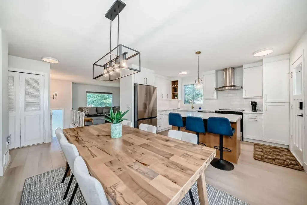 170 Lake Sylvan Close SE Calgary AB T2J 3E6