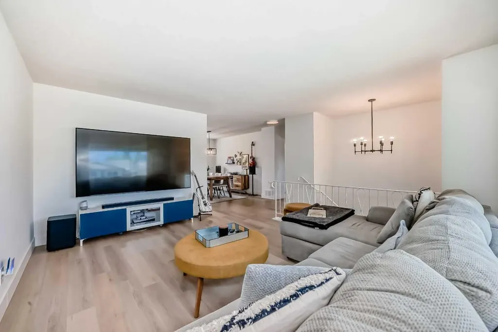 170 Lake Sylvan Close SE Calgary AB T2J 3E6