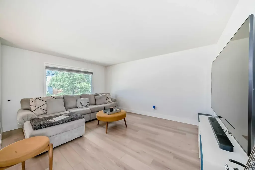 170 Lake Sylvan Close SE Calgary AB T2J 3E6