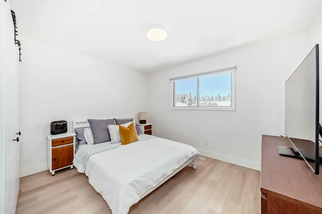 170 Lake Sylvan Close SE Calgary AB T2J 3E6