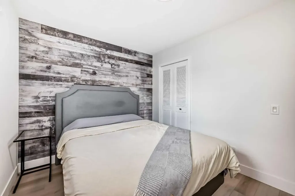 170 Lake Sylvan Close SE Calgary AB T2J 3E6