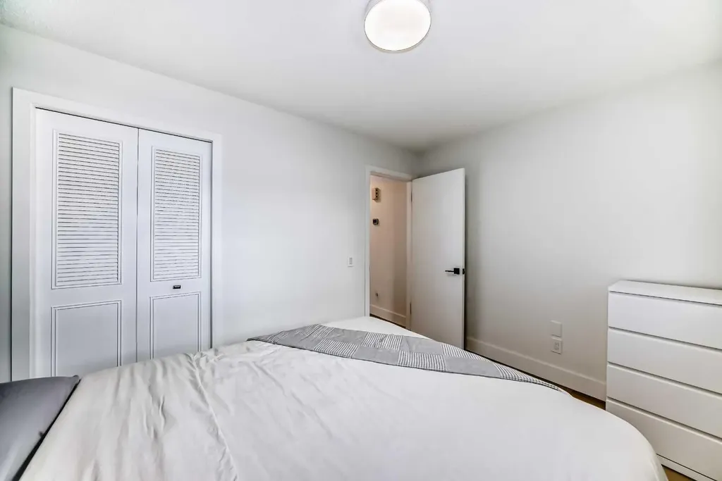 170 Lake Sylvan Close SE Calgary AB T2J 3E6