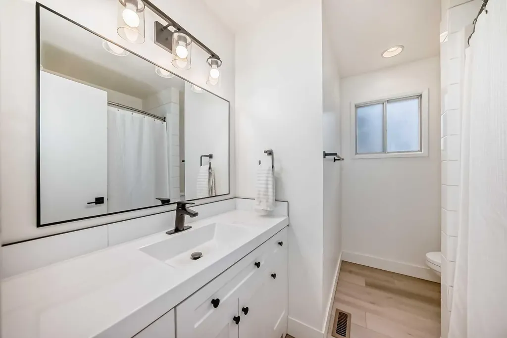 170 Lake Sylvan Close SE Calgary AB T2J 3E6