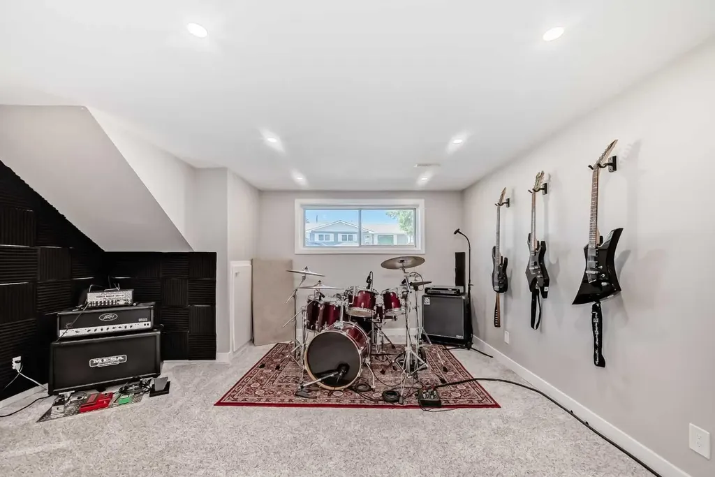 170 Lake Sylvan Close SE Calgary AB T2J 3E6