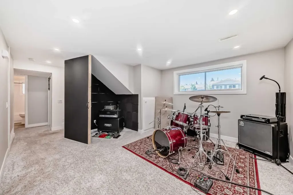 170 Lake Sylvan Close SE Calgary AB T2J 3E6