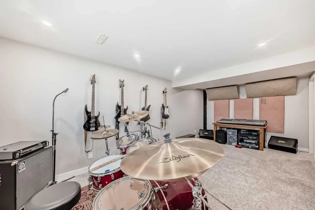 170 Lake Sylvan Close SE Calgary AB T2J 3E6