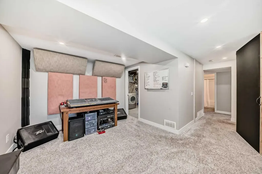 170 Lake Sylvan Close SE Calgary AB T2J 3E6