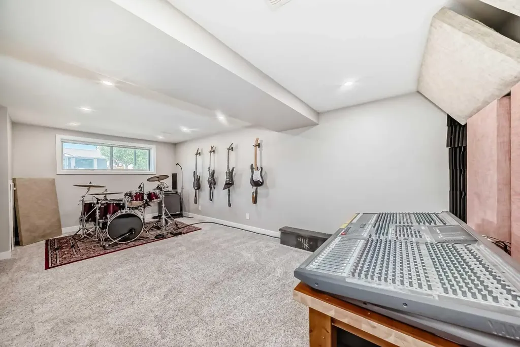 170 Lake Sylvan Close SE Calgary AB T2J 3E6