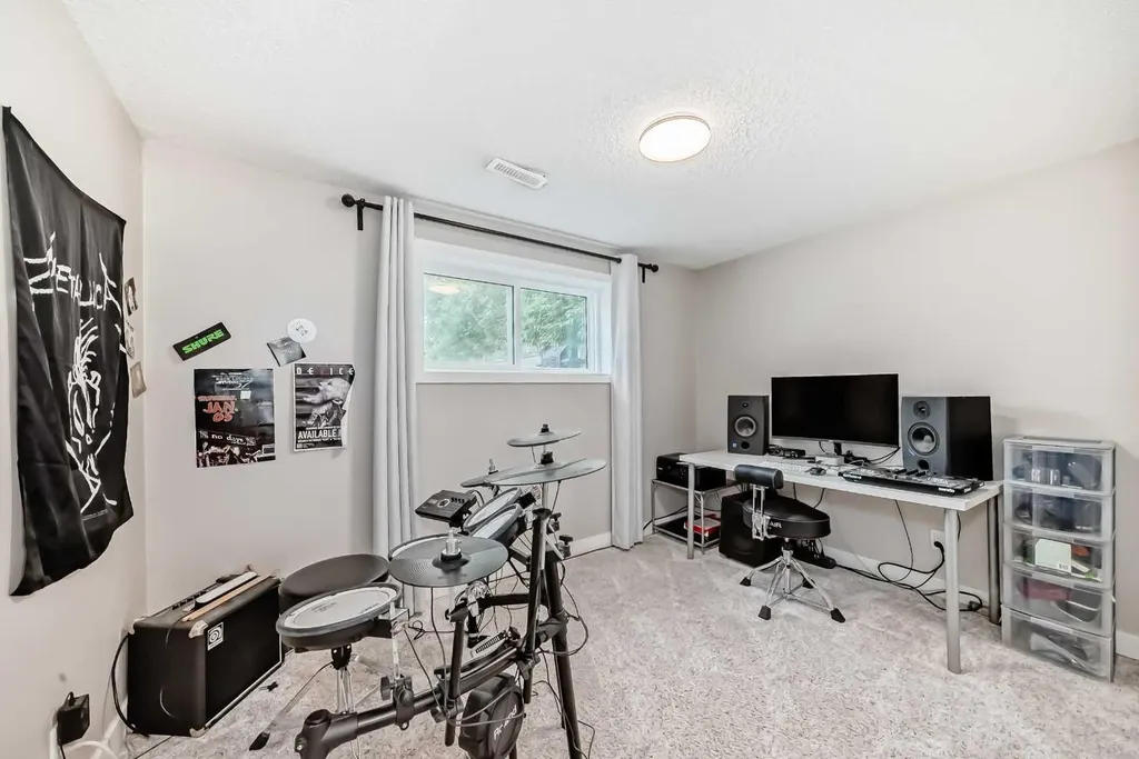 170 Lake Sylvan Close SE Calgary AB T2J 3E6