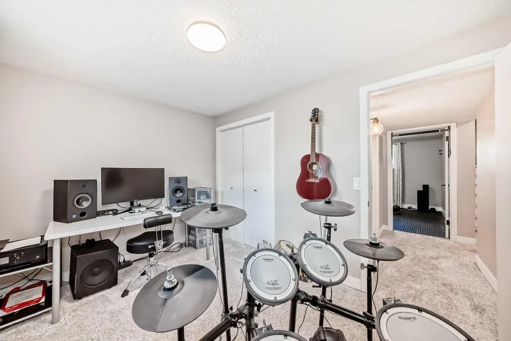 170 Lake Sylvan Close SE Calgary AB T2J 3E6
