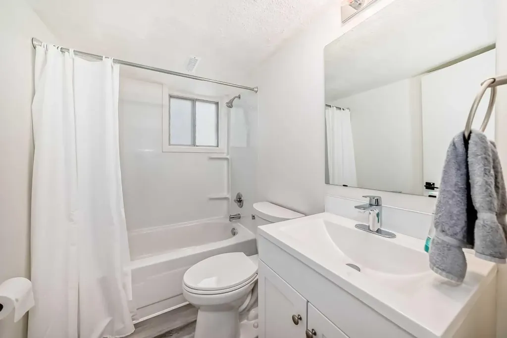 170 Lake Sylvan Close SE Calgary AB T2J 3E6