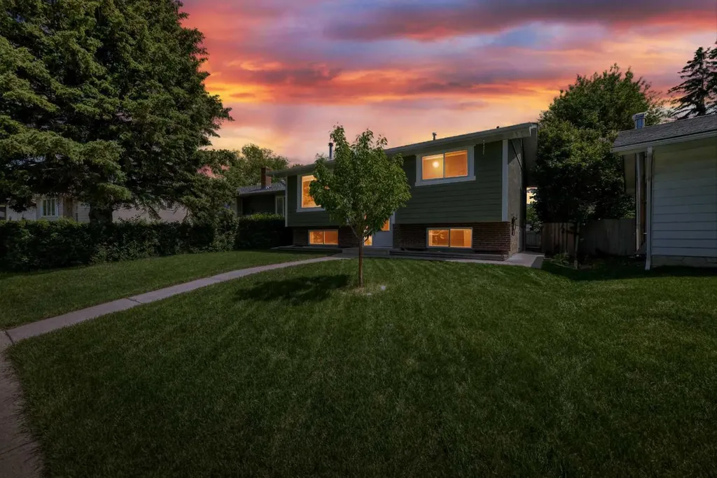 170 Lake Sylvan Close SE Calgary AB T2J 3E6