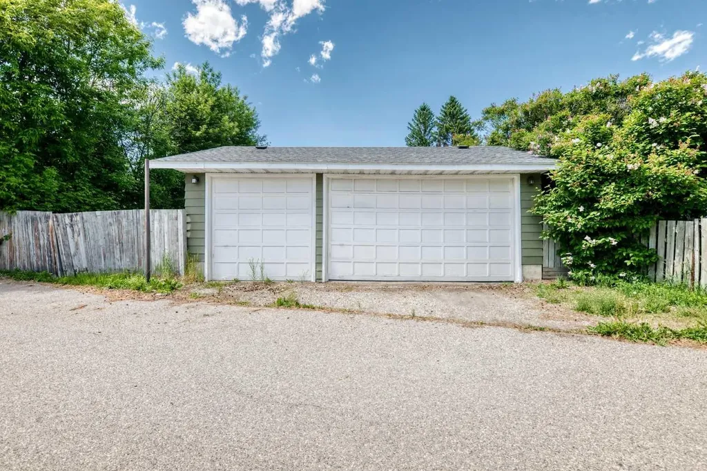 170 Lake Sylvan Close SE Calgary AB T2J 3E6