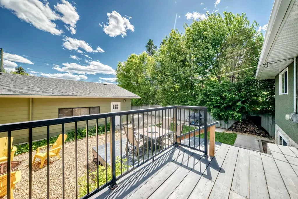 170 Lake Sylvan Close SE Calgary AB T2J 3E6