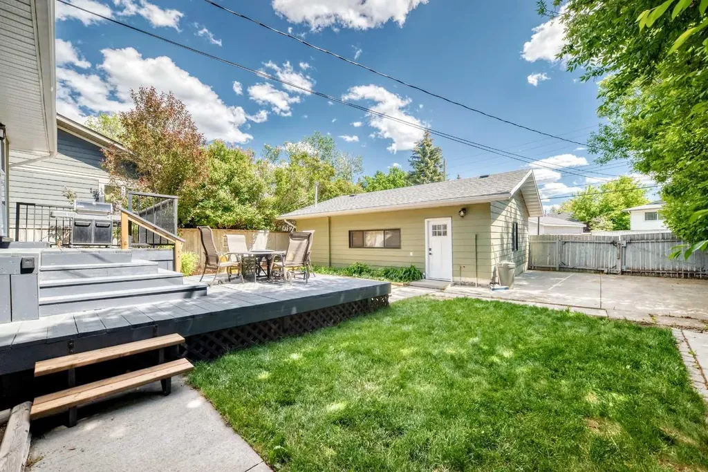 170 Lake Sylvan Close SE Calgary AB T2J 3E6