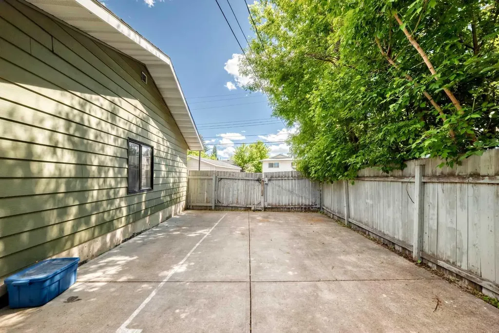 170 Lake Sylvan Close SE Calgary AB T2J 3E6