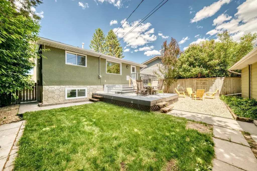 170 Lake Sylvan Close SE Calgary AB T2J 3E6