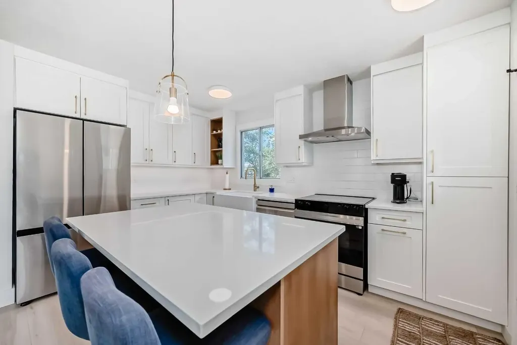 170 Lake Sylvan Close SE Calgary AB T2J 3E6