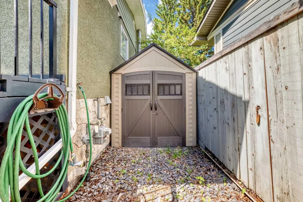 170 Lake Sylvan Close SE Calgary AB T2J 3E6