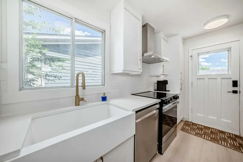 170 Lake Sylvan Close SE Calgary AB T2J 3E6