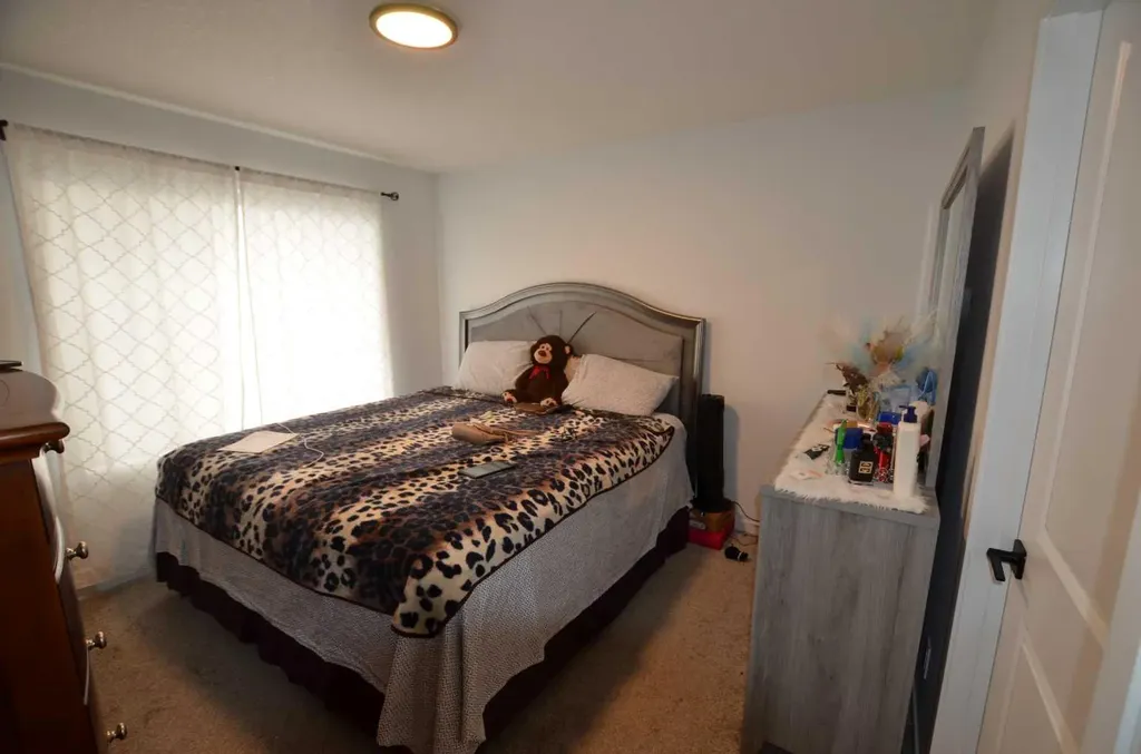 310 Corner Glen Circle NE Calgary AB T3N 2E1