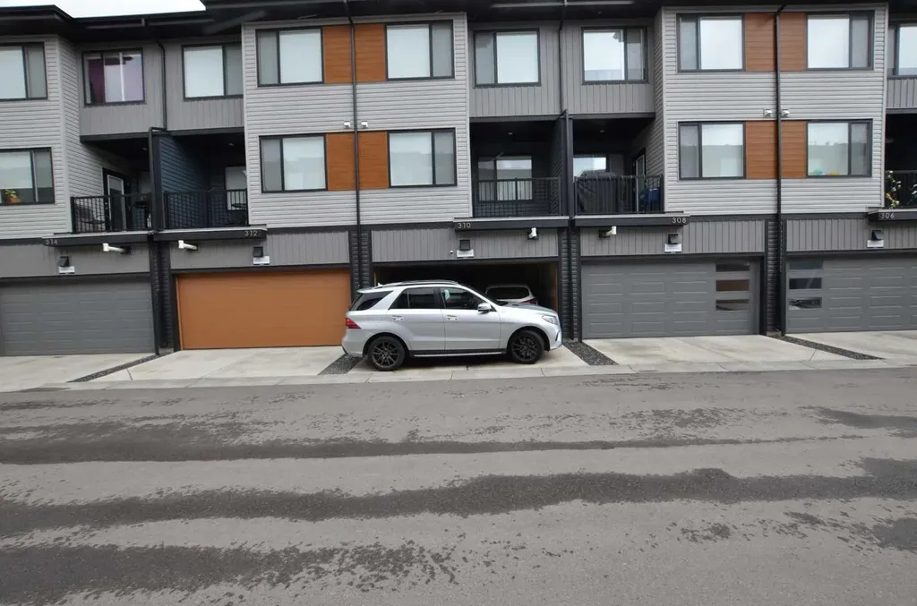 310 Corner Glen Circle NE Calgary AB T3N 2E1