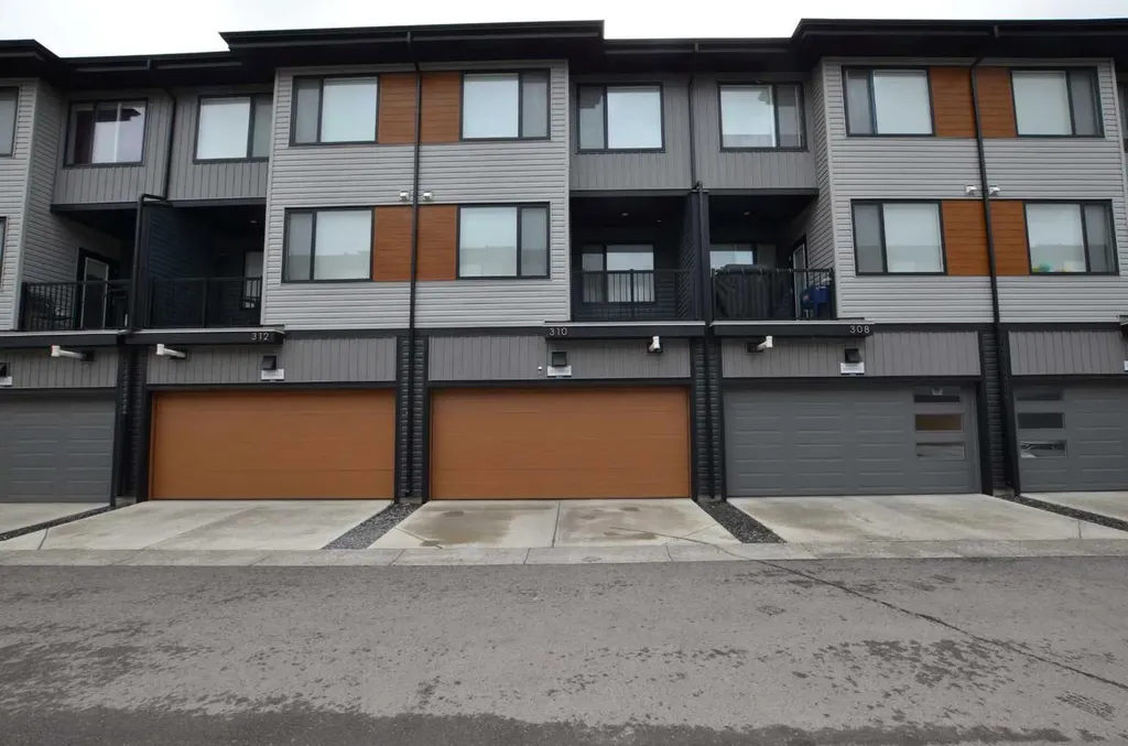 310 Corner Glen Circle NE Calgary AB T3N 2E1