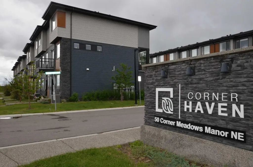 310 Corner Glen Circle NE Calgary AB T3N 2E1