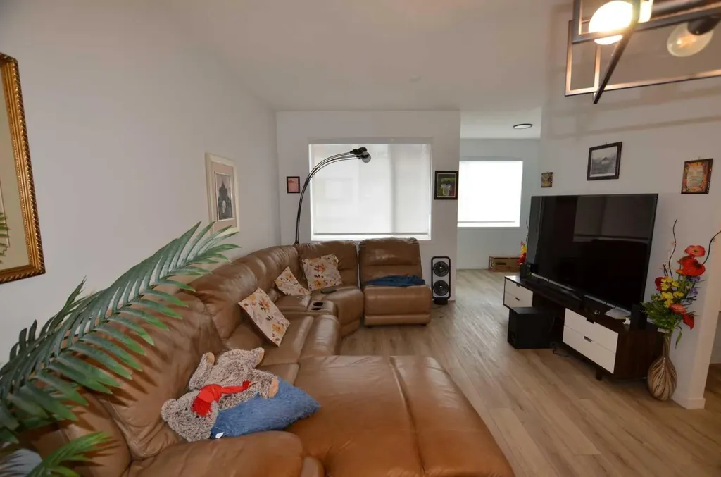 310 Corner Glen Circle NE Calgary AB T3N 2E1