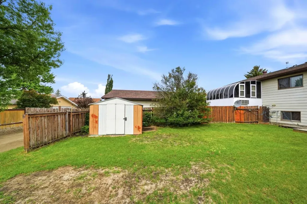 15 Mclean Street Red Deer AB T4R 1T6