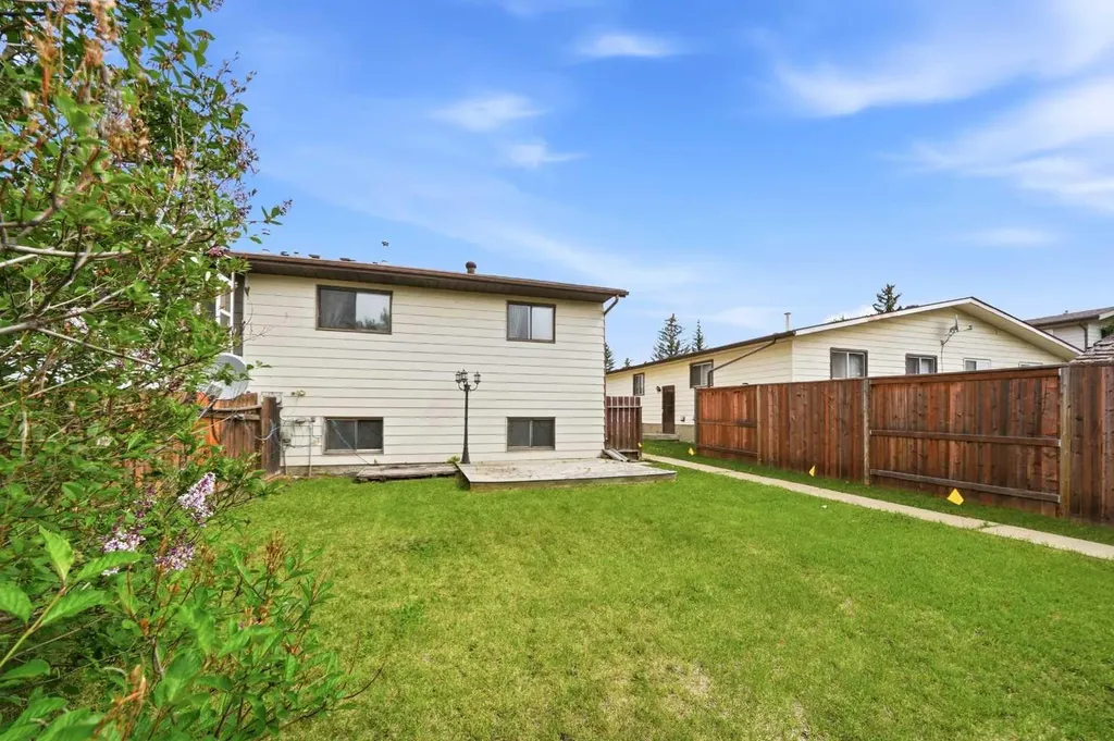 15 Mclean Street Red Deer AB T4R 1T6