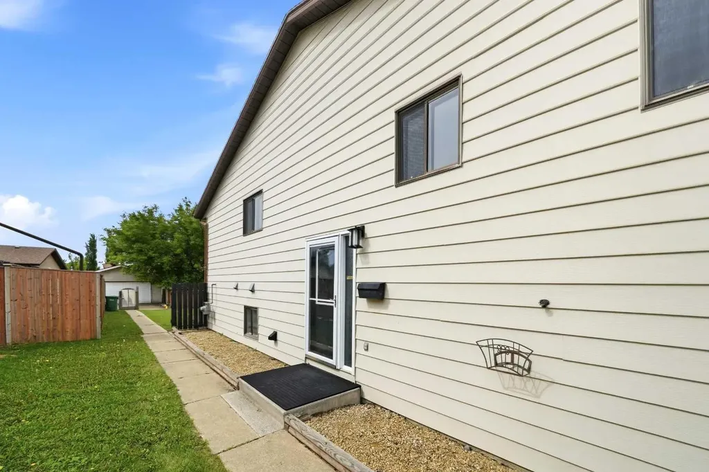 15 Mclean Street Red Deer AB T4R 1T6