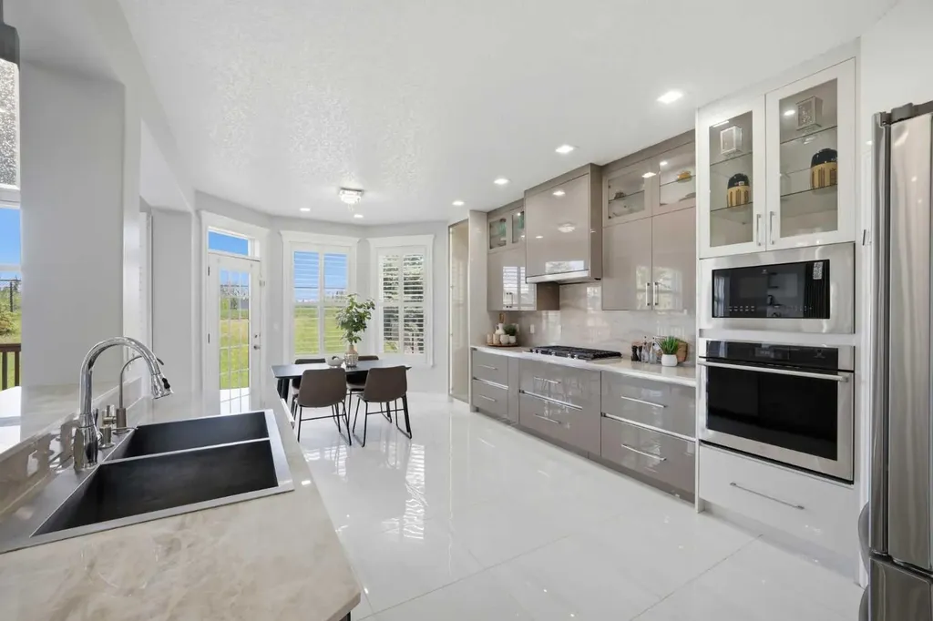 1433 Strathcona Drive SW Calgary AB T3H 4M2