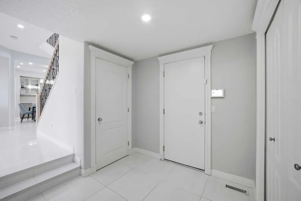 1433 Strathcona Drive SW Calgary AB T3H 4M2