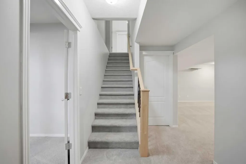 1433 Strathcona Drive SW Calgary AB T3H 4M2
