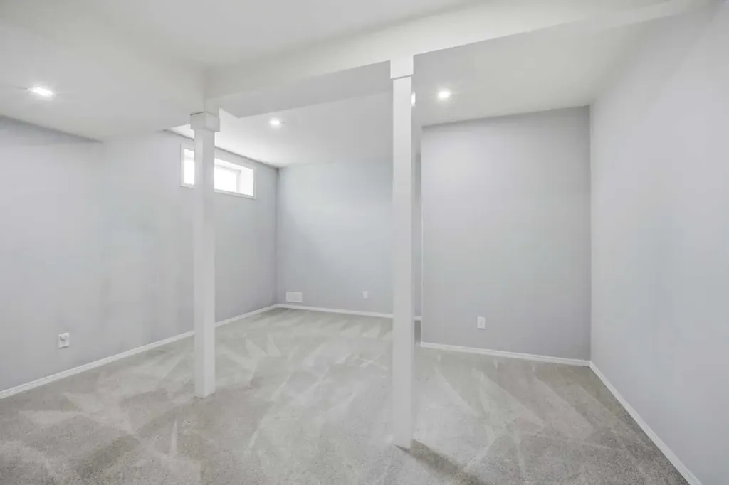 1433 Strathcona Drive SW Calgary AB T3H 4M2