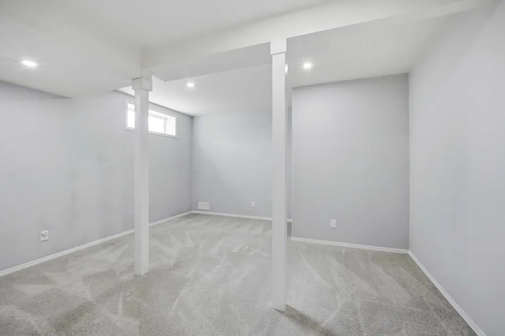 1433 Strathcona Drive SW Calgary AB T3H 4M2