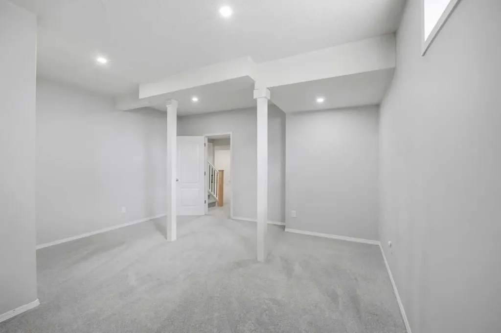 1433 Strathcona Drive SW Calgary AB T3H 4M2