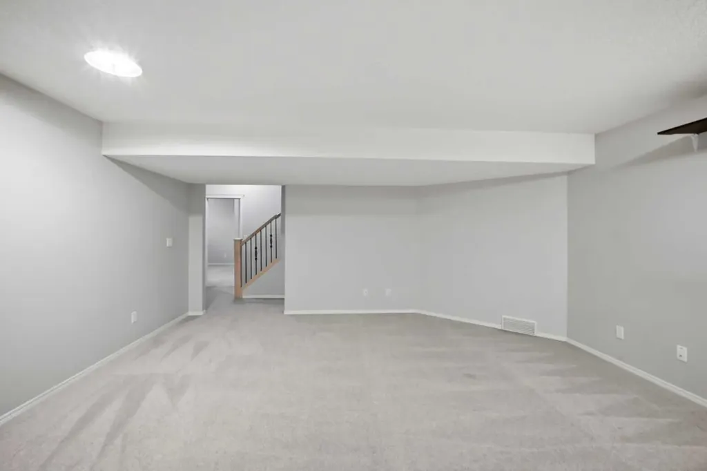 1433 Strathcona Drive SW Calgary AB T3H 4M2
